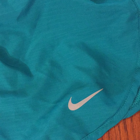 Like new Nike Tempo modern embossed shorts - Picture 3 of 5